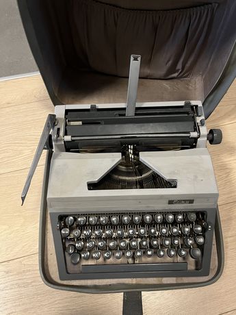 Zabytkowa maszyna do pisania z lat 70tych, sprawna!