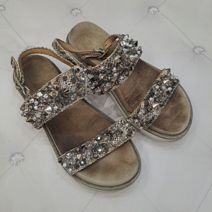 Віддам безкоштовно жіночі босоніжки