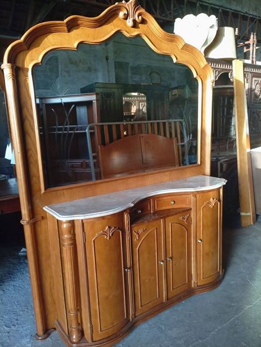 Lindíssimo móvel com espelho