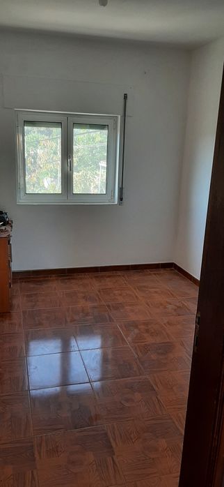 Apartamento T3 com alguma mobilia