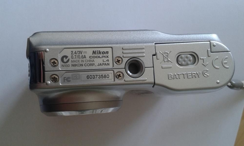 Máquina fotográfica Nikon Cool Pix 4 prateada