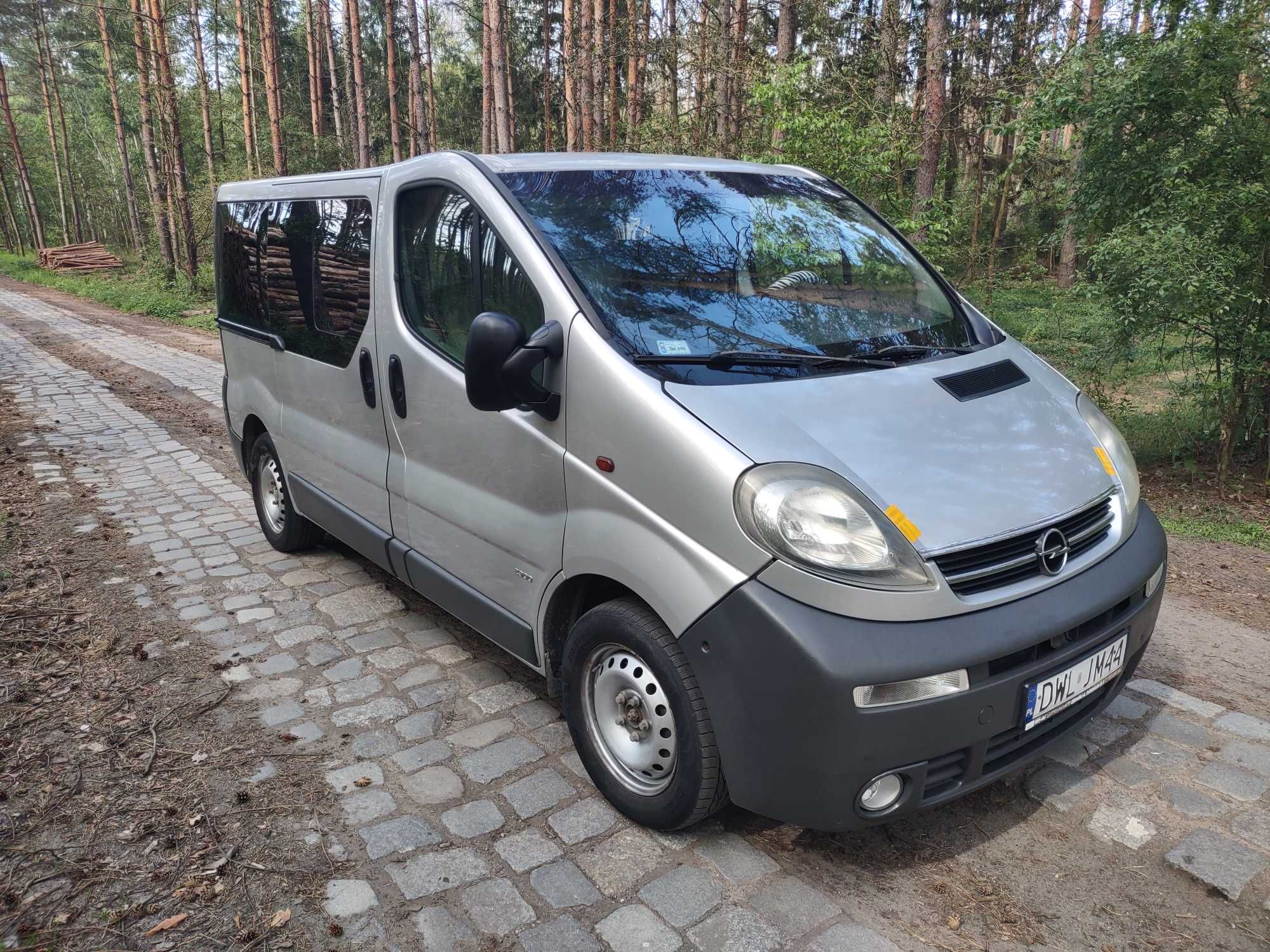 Opel Vivaro oszklony z klimą