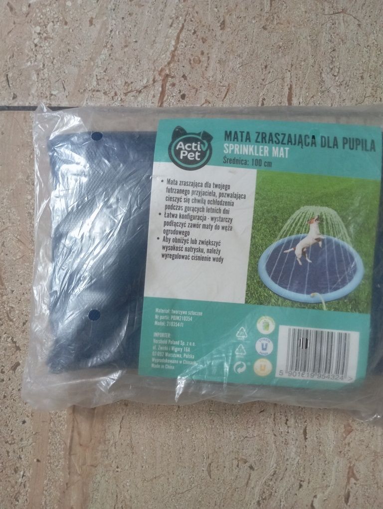 Mata zraszajaca basen dla psa