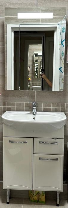 Тумба з умивальником і дзеркалом