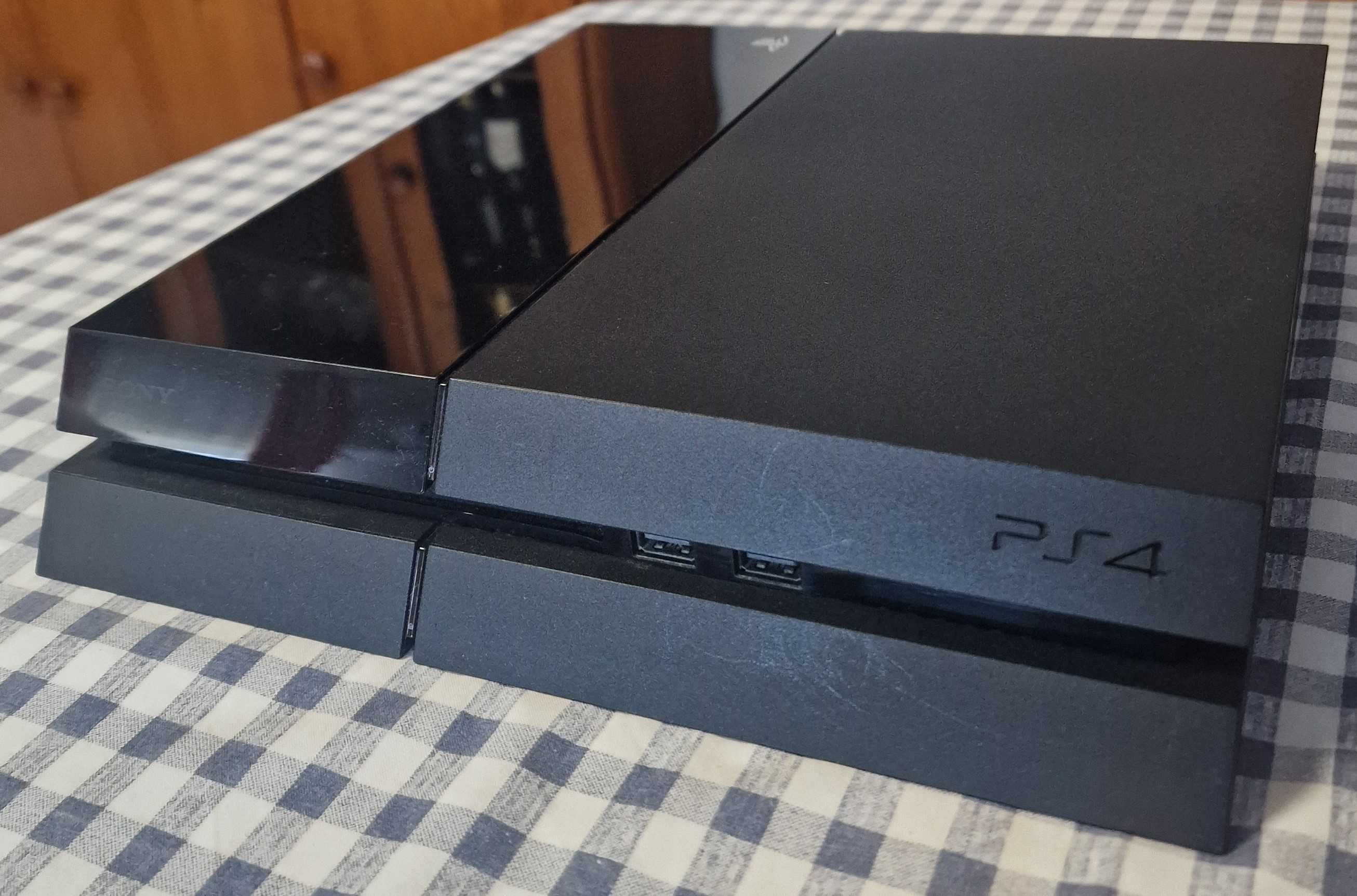 PlayStation 4 1Tb + 2 comandos DualShock 4 + 12 jogos