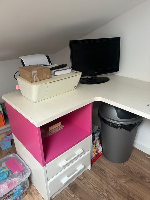 secretária como nova e resistente