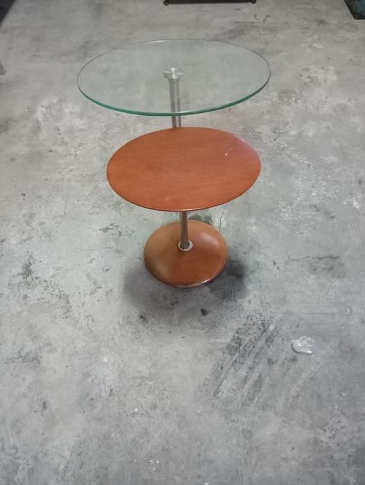 Vendo esta mesa muita bonita bom estado
