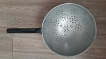 Дуршлаг алюминиевый.Большой.Удобно стоит на ножке.  Дуршлаг Tupperware