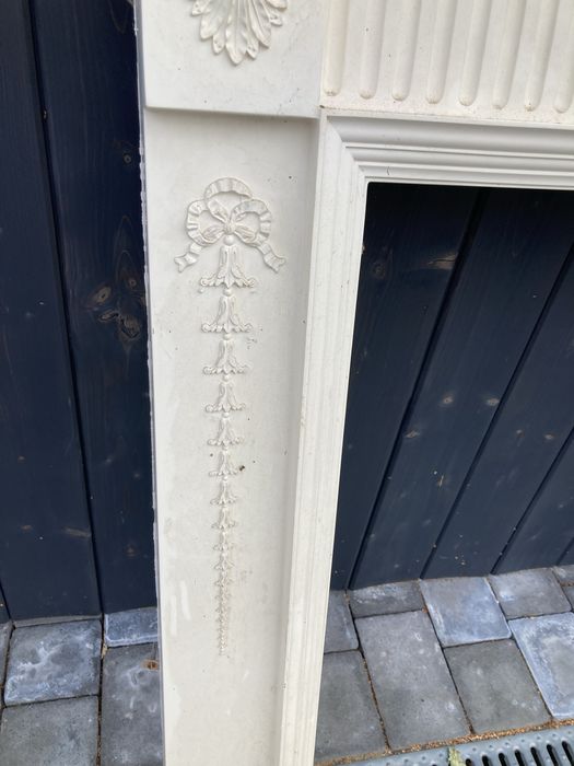 Angielski portal kominkowy sztukateria kominek wąska konsola