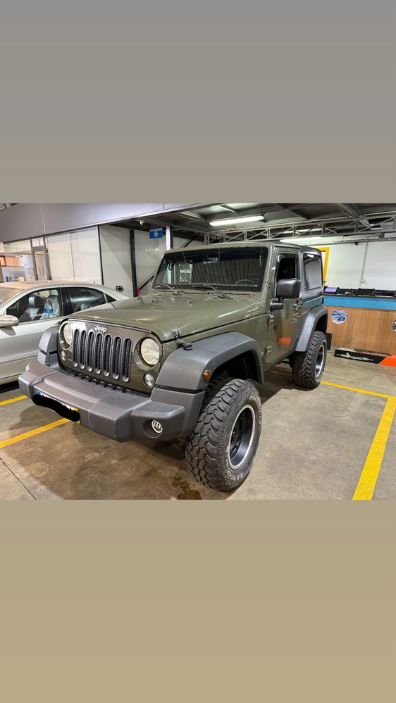 Vendo jeep wrangler 2 lugares 2015 c/material offroad