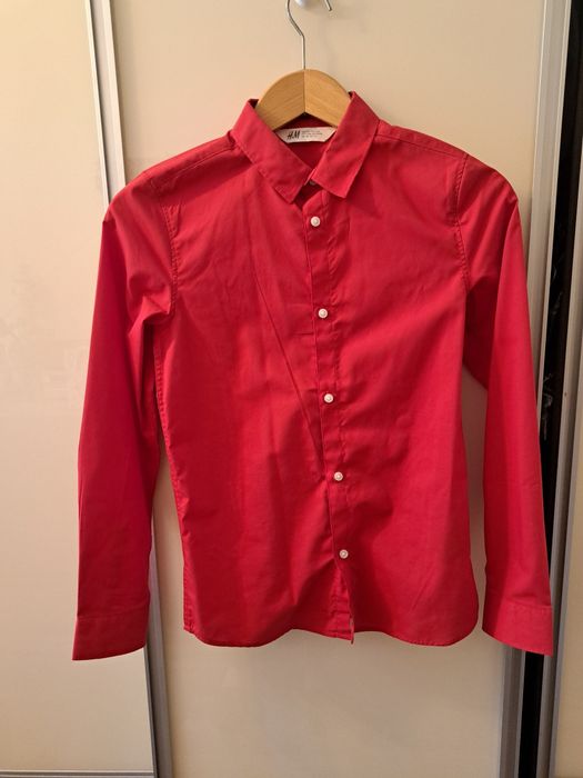 Czerwona koszula z długim rękawem