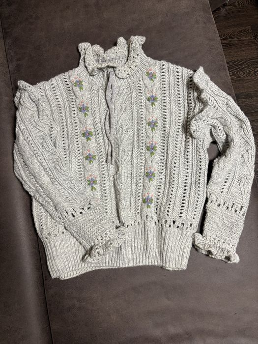 Сірий светр zara з вишивкою та рюшами