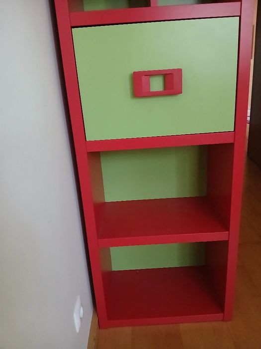 Estante quarto vermelha/verde