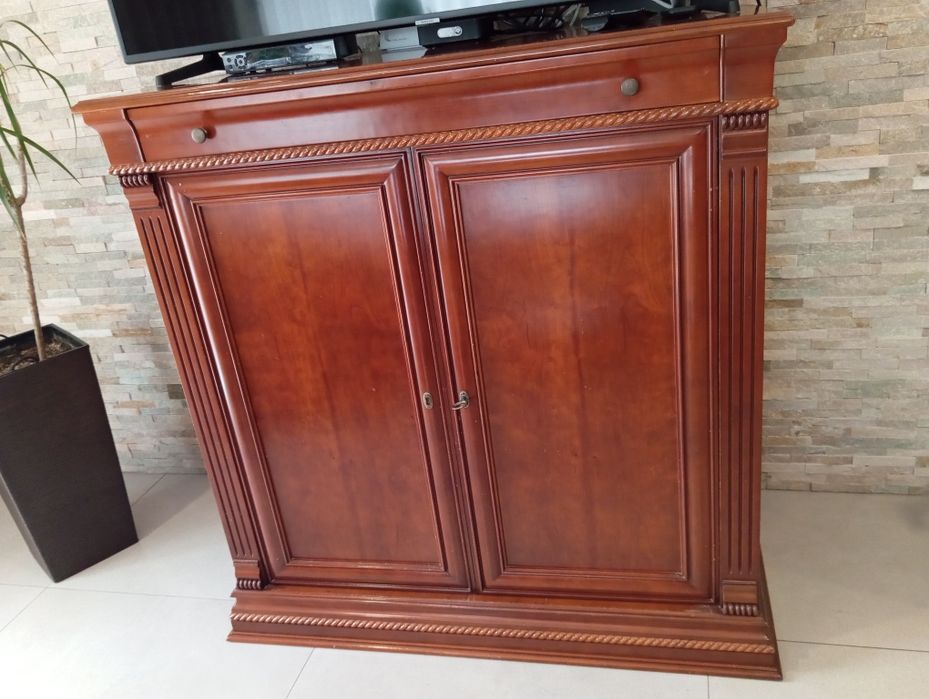 Móvel de televisão em cerejeira