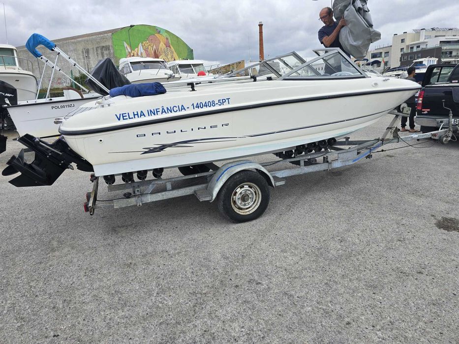 Barco de 2004 muito bem estimado.