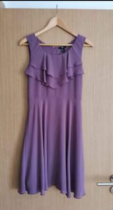 Vendo vários vestidos