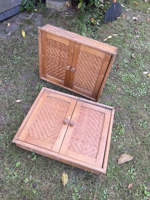 szafka drewniana cepelia z plecionymi dzwiczkami