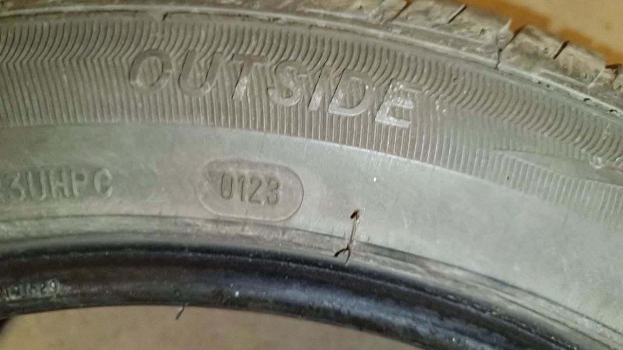 Sprzedam felgi samochodowe z oponami letnimi Ford