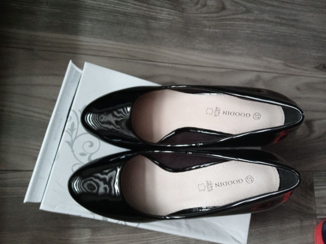 Nowe damskie buty na obcasach r.37