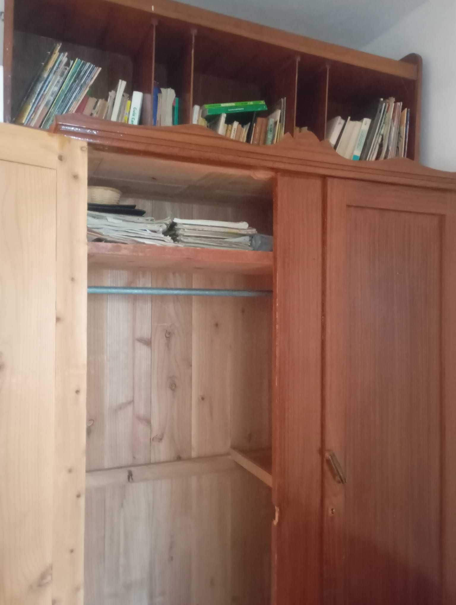 Quarto de cama antigo de madeira