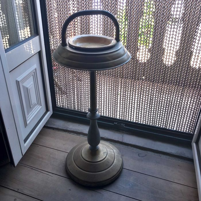 Cinzeiro de pé alto em latão