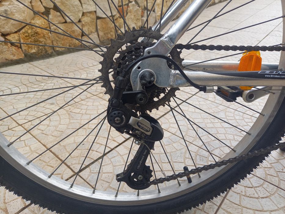 Bicicleta de senhora, BH, roda 26", em alumínio.