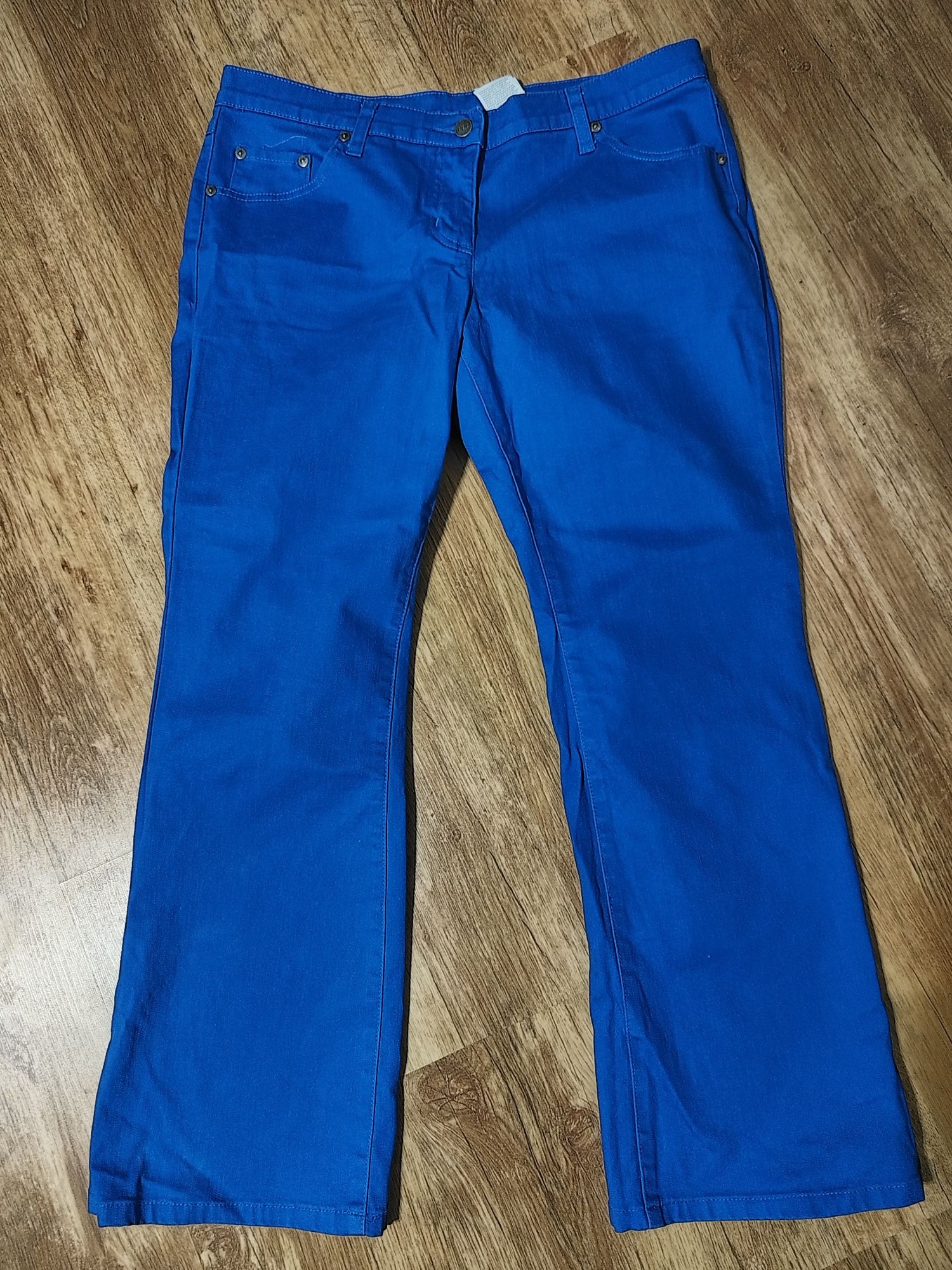 Niebieskie jeansy szerokie nogawki