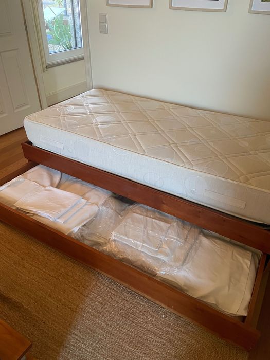 Conjunto camas de solteiro de cerejeira