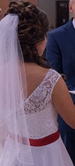 Suknia ślubna-litera A rozmiar 36-38 Biała z czerwonym paskiem