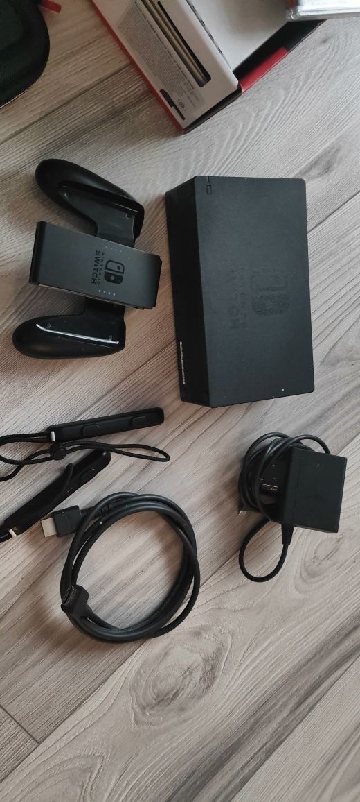 NINTENDO SWITCH plus gry oraz etui