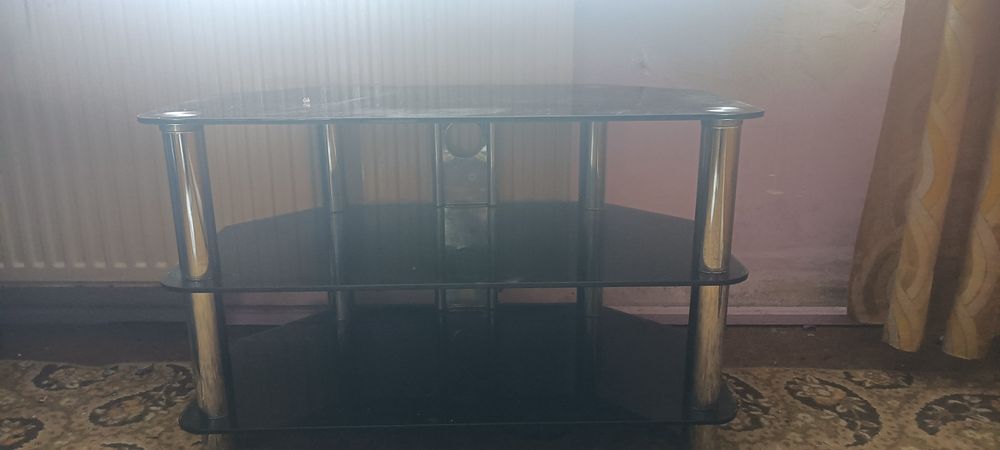 Szklany stolik pod telewizor