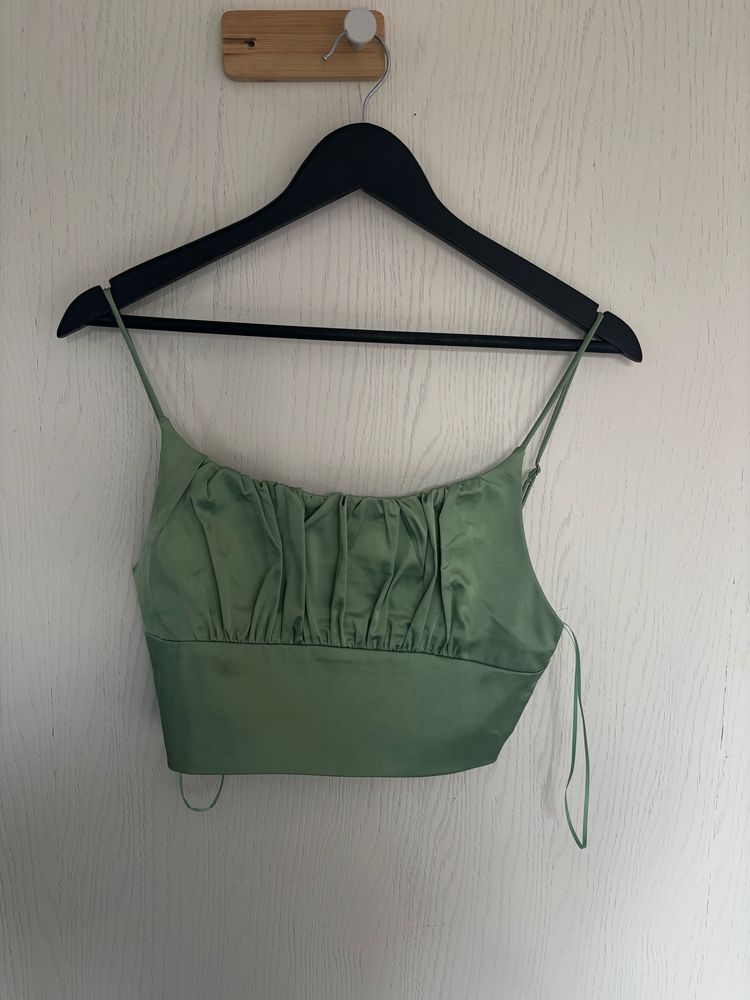 Oliwkowy croptop na ramiaczkach w bardzo dobrym stanie uniwersalny