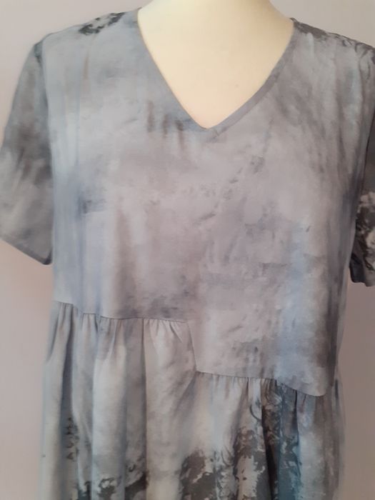Bardzo kobieca tunika/sukienka w tonacji jasno- i ciemnoszarej,rozm. M