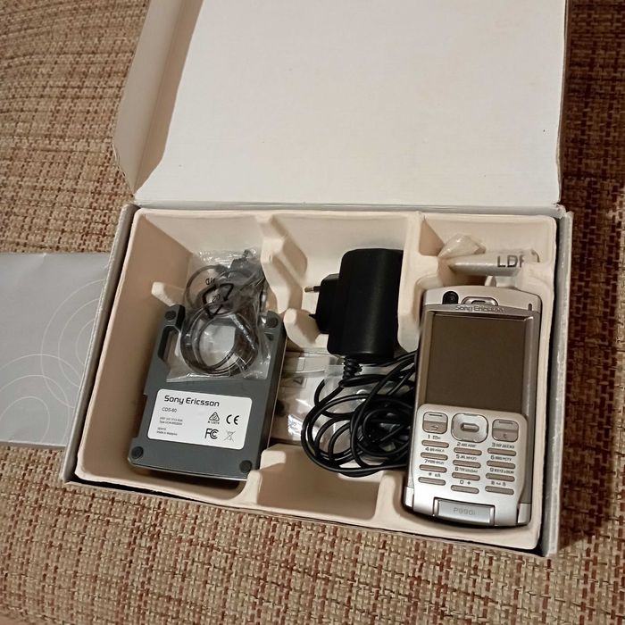 Новый в коробке мобильный телефон Sony Ericsson P990i