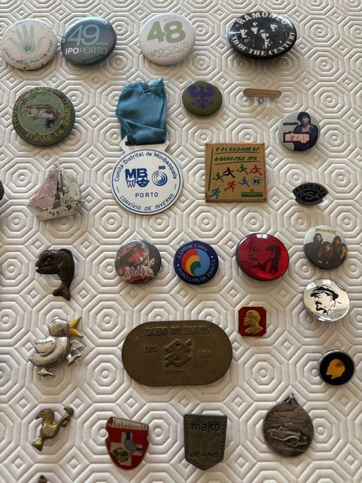 Pequenos alfinetes crachas pins