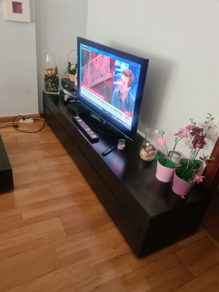 Moveis de TV e mesa de centro wengue