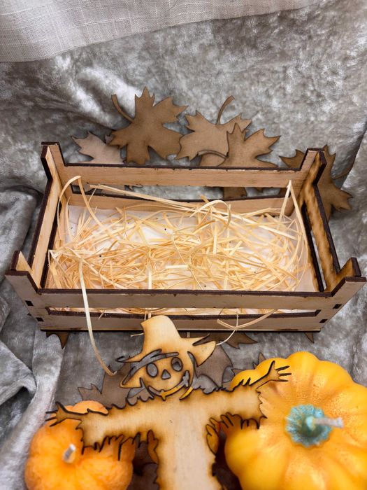 Piękny zestaw świec świeczek dynie w drewnianej skrzynce ze strachem