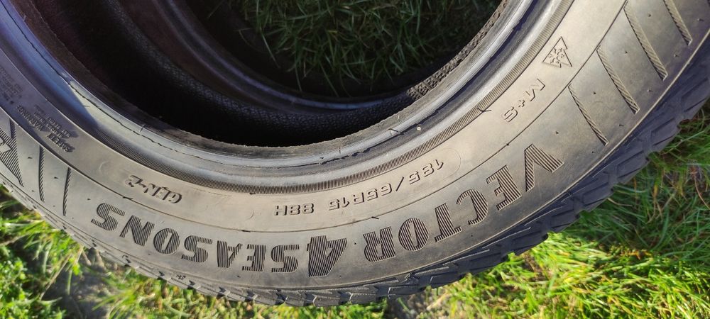 Opony zimowe z 2017r 5mm 185/65/15 Goodyear 8N6