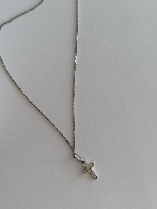 Срібний ланцюжок з хрестиком в камінчиках