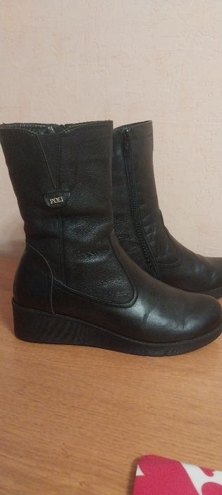 Жіноче зимне взуття.