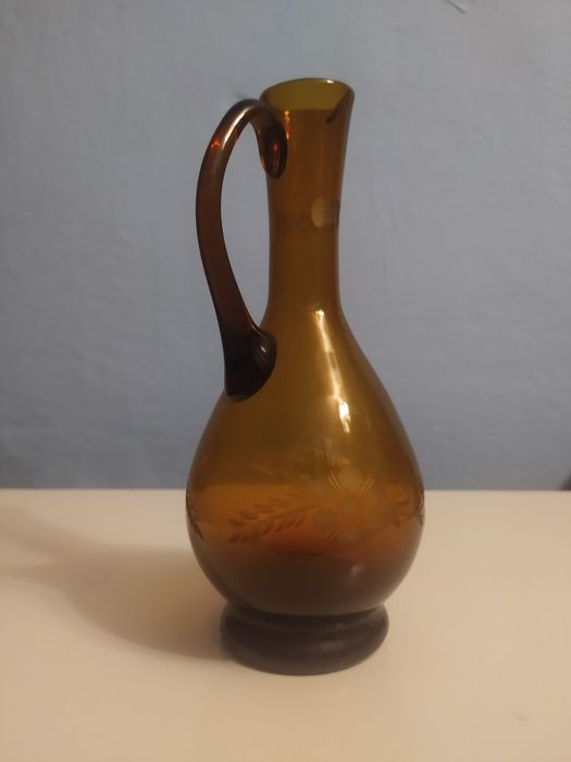 Mały dzbanek szklany z brązowego bursztynowego szkła w wzór kwiatowy