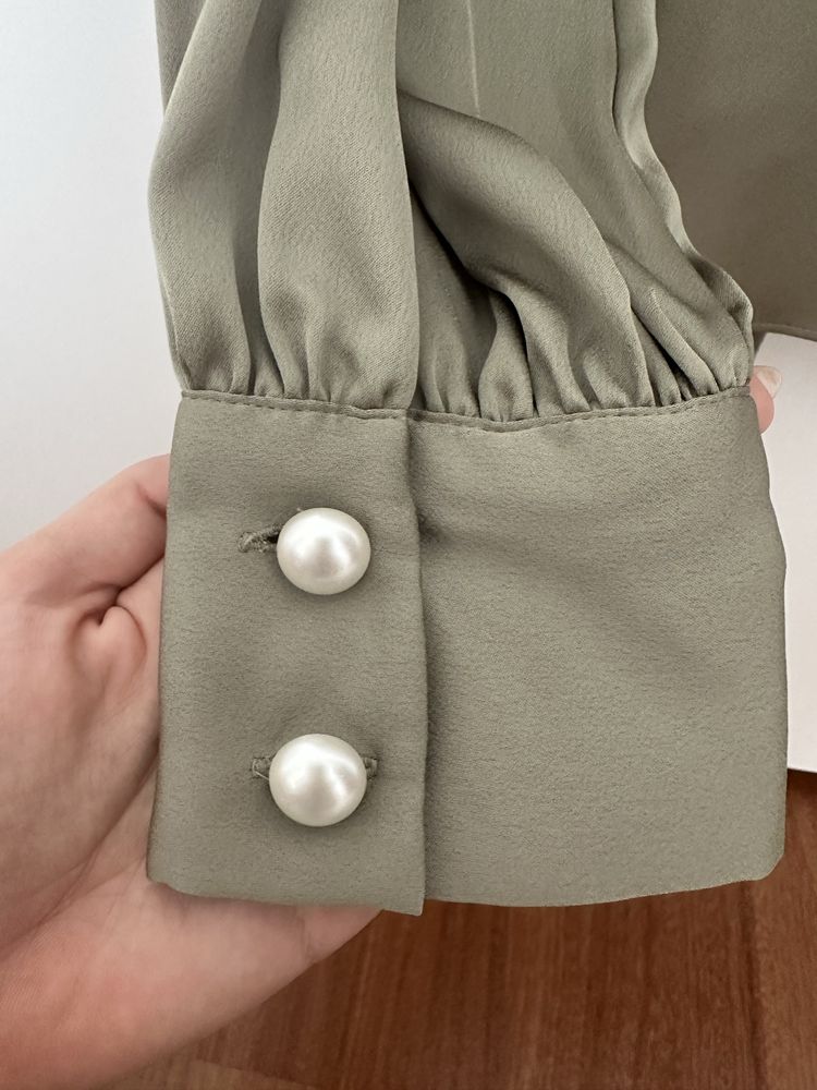 Blusa acetinada verde ZARA