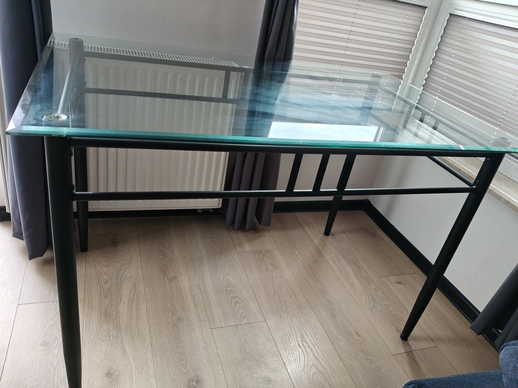 Stół i dwa krzesła