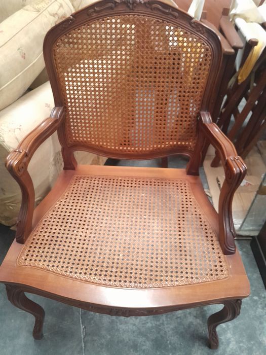 Dois cadeirões em madeira e palhinha