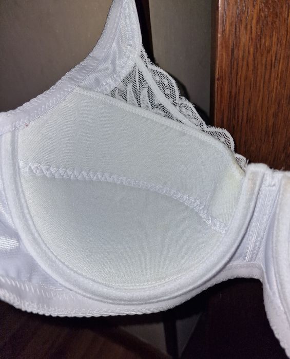 Бюстгальтер 44D розміру