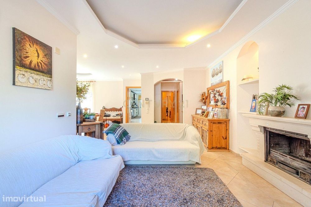 Apartamento T3 com três suítes, quintal com zona de lazer e BBQ, garag