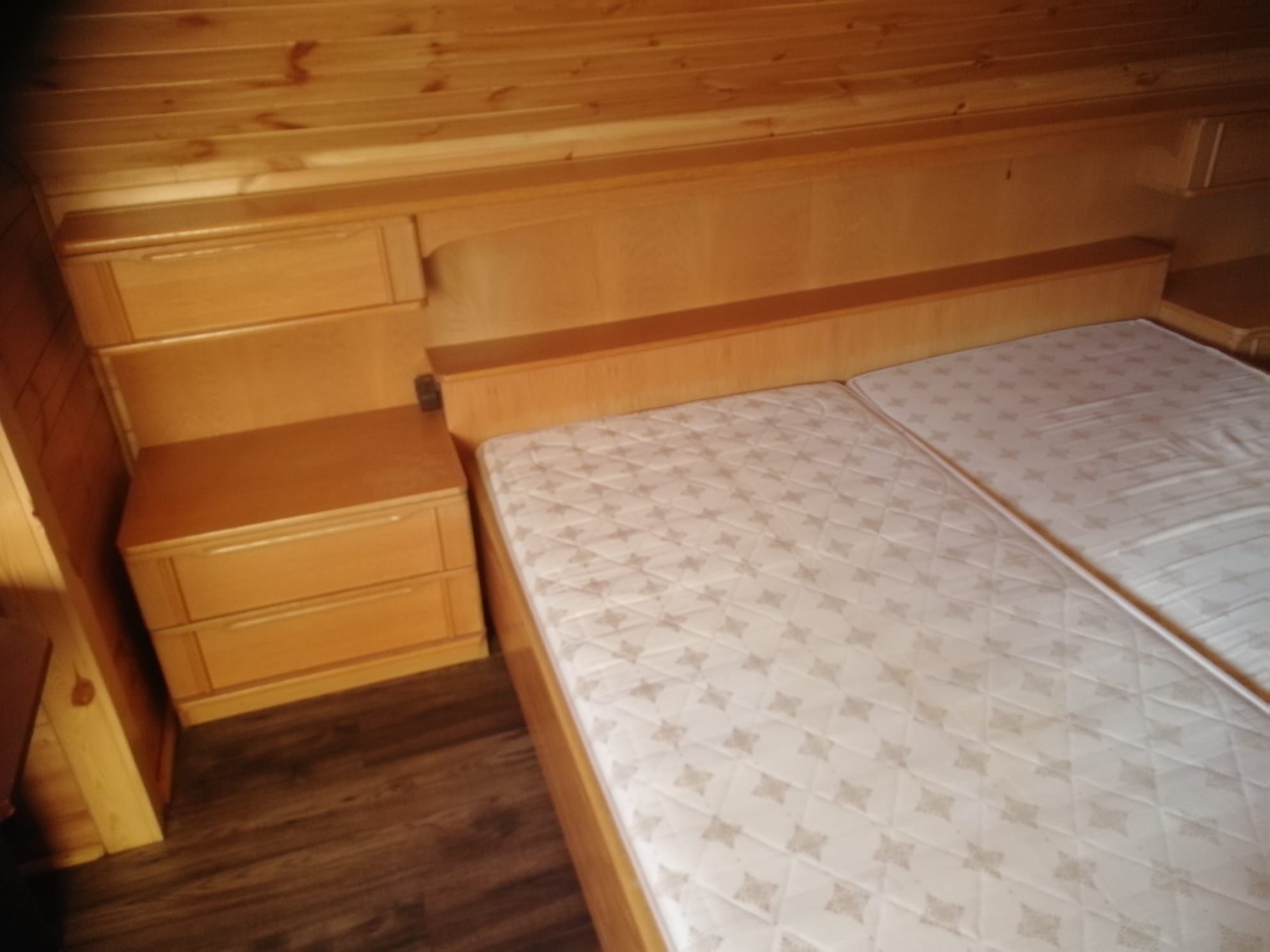 Łóżko drewniane sprzedam