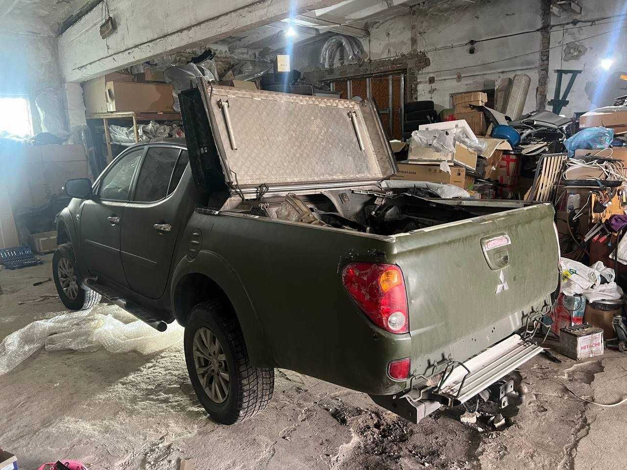 Разборка Mitsubishi L200 2,5 diesel МКПП (дверь,мкпп,двигатель,дверь)