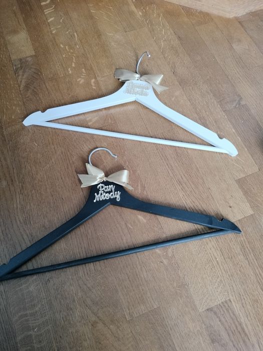 Wieszaki Pan Młody Pani Młoda złote napisy czarny biały