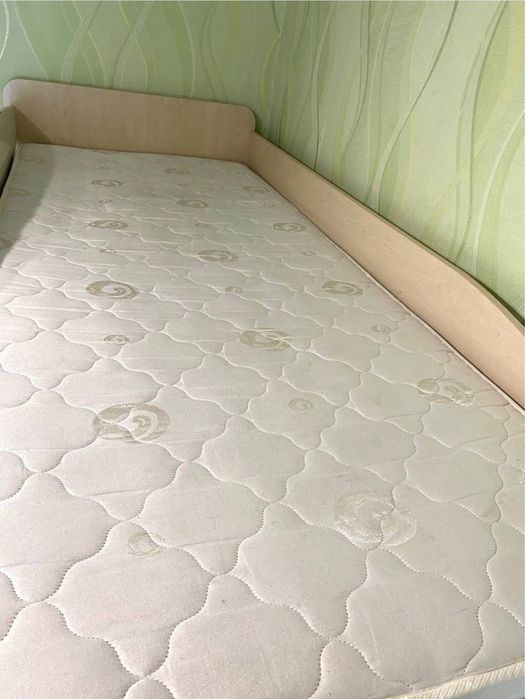 Дитяче ліжко-горище зі столом, поличкою, шафою та матрацом